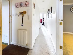 L'SHAPED ENTRANCE HALLWAY- click for photo gallery